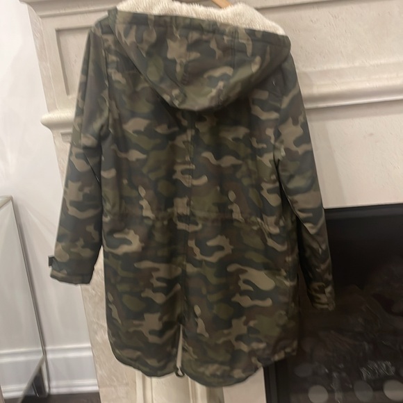 Volcom Camo jacket lined with terry inner liner.3/4 length. Size L. Never worn. - Picture 7 of 9